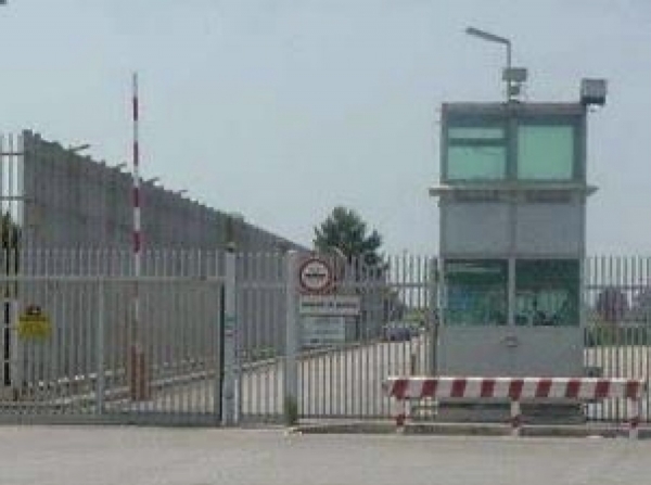 DOPO I CASI DI COVID/ Rivolta in un’ala del carcere di Taranto