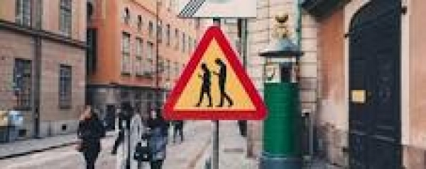 Il caso/ A Stoccolma lungo i marciapiedi segnali stradali di pericolo dedicati a chi guarda lo smartphone anziché la strada