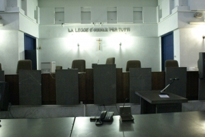 L&#039;interno dell&#039;aula di Corte d&#039;Assise