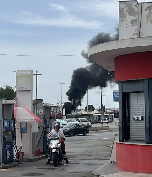 PAURA AL PORTO/ Esplosione durante il rifornimento, a fuoco imbarcazione: due feriti non gravi