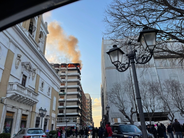 IMPRESSIONANTE/ Incendio in un palazzo nel pieno centro di Taranto: c’è una vittima