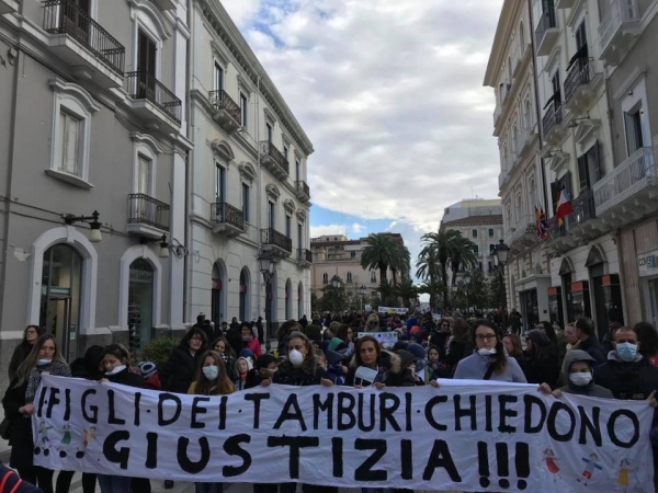 AMBIENTE - Lettera di una tredicenne del quartiere Tamburi al premier Gentiloni. &quot;Vogliamo una risposta: possiamo vivere o no?&quot;