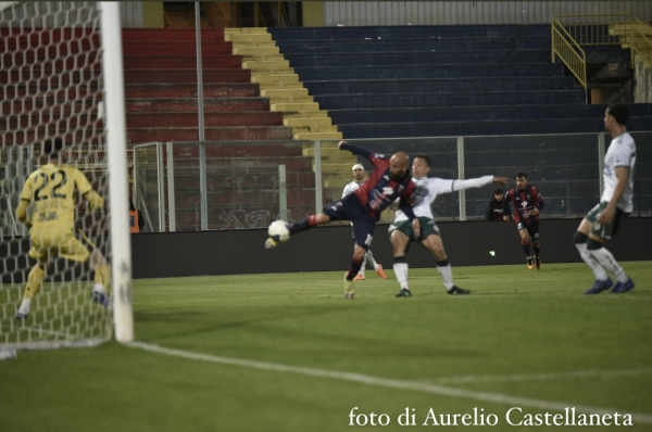 CALCIO/ Simeri torna al gol, un grande Taranto  batte l\&#039; Avellino e sale al quarto posto