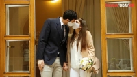 CORONAVIRUS/ Matrimonio a Foggia e bacio con le mascherine bianche