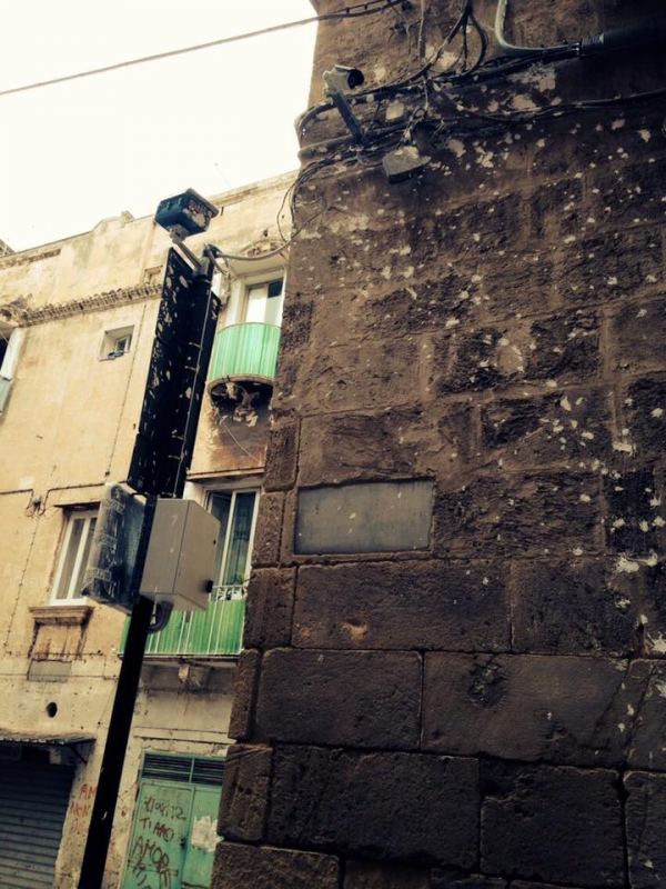TARANTO/ Città vecchia: calce contro le telecamere installate davanti al nuovo presidio dei Carabinieri