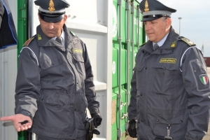 TARANTO - DA OPERAZIONE CONGIUNTA GUARDIA DI FINANZA / UFFICIO DELLE DOGANE SEQUESTRATI AL PORTO 26 TONNELLATE DI RIFIUTI SPECIALI