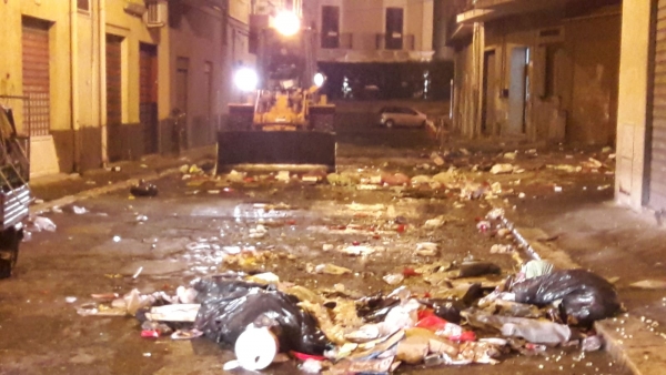 Taranto/ Amiu al lavoro nella notte di Capodanno dopo i festeggiamenti.
