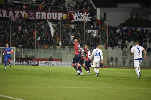 CALCIO/ Cianci regala i tre punti al Taranto nel derby contro il Brindisi