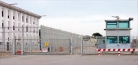 LA PROTESTA/ “Il carcere scoppia!” gli agenti di Taranto si incatenano