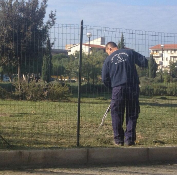 Taranto- via Lago di Lugano/ Gli operai lavorano alacremente ma il parco resta chiuso e al Comune non sanno dirci perchè...