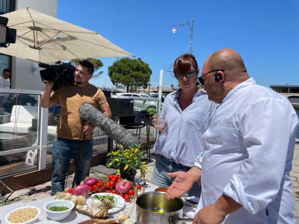 TARANTO IN TV/ A Camper, in diretta dalla Città vecchia, i tubettini con le cozze preparati in riva al mare