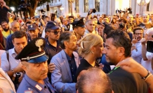 ACCORDO PER L&#039;ILVA/ Al sit-in contestata la parlamentare dei Cinque Stelle De Giorgi, sullo sfondo i complimenti  di Calenda e le acrobzie di Di Maio