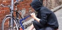Furti di biciclette, ecco come difendersi. Dalla Svizzera l’idea di dotare le biciclette di un chip per scovare la bici rubata.