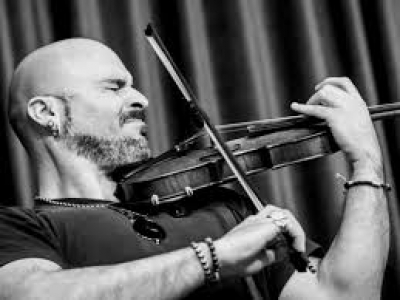 EMERGENZE/ Il violinista Alessandro Quarta “serve una rivoluzione, pubblico in teatro ma anche in streaming”