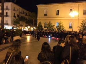 Fotonotizia/ A Taranto centinaia di lumini accesi contro la &quot;buona scuola&quot; di Renzi