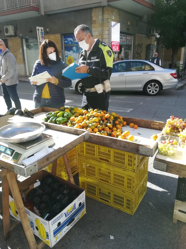 CONTROLLI/ Vendita abusiva di frutta e verdura, sequestri e multe a Taranto