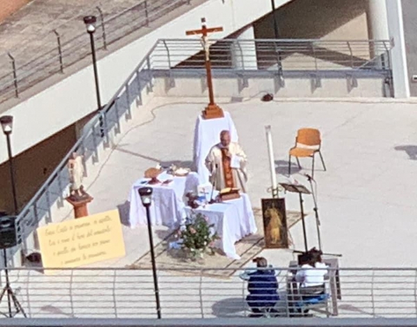 NATALE 2020/ Questa sera don Amedeo celebrerà la messa dal terrazzo della chiesa dell’Addolorata a Taranto