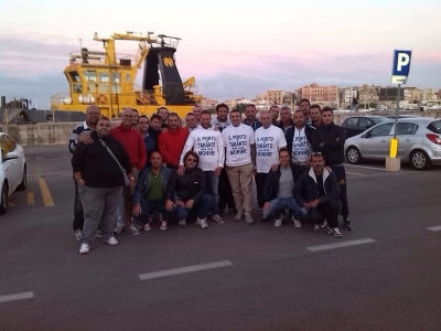 FOTO NOTIZIA - Una T-shirt per salvare il porto di Taranto