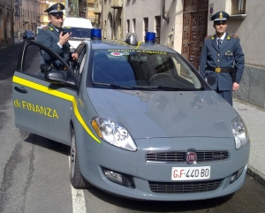 TARANTO - SEQUESTRATE DALLA GUARDIA DI FINANZA SIGARETTE DI CONTRABBANDO OCCULTATE IN DUE CIRCOLI RICREATIVI E IN UN APPARTAMENTO DEL QUARTIERE “TAMBURI”. TRE PERSONE DENUNCIATE ALL’AUTORITA’ GIUDIZIARIA.