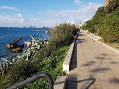 Completamente ripulita la passeggiata a metà costa del Lungomare di Taranto.