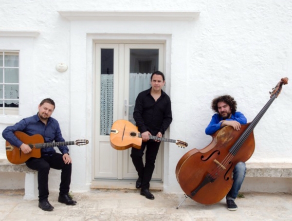 SPETTACOLI - Il Gypsy Jazz Trio inaugura la rassegna Sunday Summer Live del Manco Open Theatre