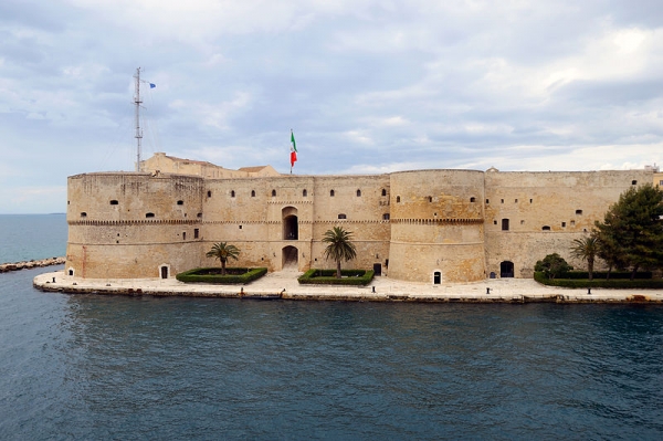 RISPARMIO ENERGETICO/ Domani il Castello Aragonese si spegnerà dalle 19.35 alle 19.40 per la campagna “M’illumino di meno”