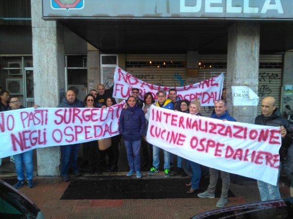 Un gruppo di lavoratori della ristorazione ospedaliera della provincia di Taranto protesta per le decisioni assunte dalla Regione Puglia.