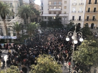 LA PIAZZA/ Mattia Santori al debutto pugliese delle Sardine “la gente deve riappropriarsi dello spazio politico”