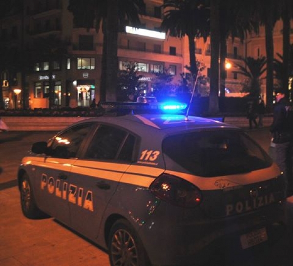 Agenti della Questura di Taranto hanno tratto in arresto un 35enne tarantino per danneggiamento, oltraggio e resistenza a P.U..
