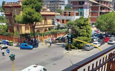TRAGEDIA SFIORATA/ Grosso albero di pino si abbatte al suolo in via Dante, schiacciata un’auto, strada bloccata