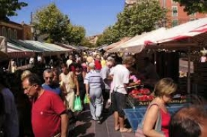 MANDURIA - Il mercato settimanale al centro dell&#039;incontro fra l’Assessore alle attività produttive Annamaria De Valerio e Cosimo Giannattasio e Giovanni Castellano, coordinatori rispettivamente di Felsa Cisl e della Fivag Cisl