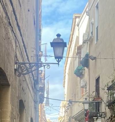 PAURA A TARANTO/ Parete crolla su un’auto nella città vecchia: donna riesce a salvarsi