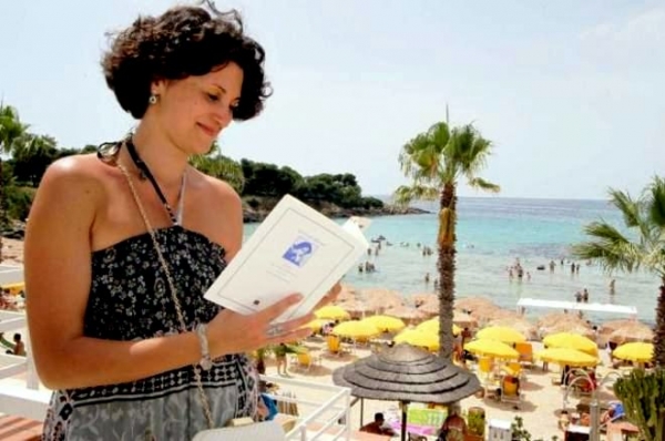 TARANTO - Torna l&#039;iniziativa &quot;Libri al sole&quot;, dieci librerie in spiaggia per attirare i turisti