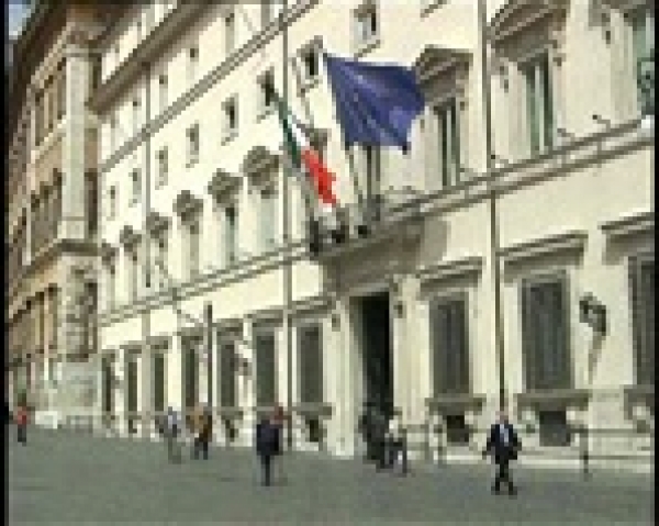IL GOVERNO EMANA UN DECRETO SALVA ILVA O SALVA ALTOFORNO 2. PROPRIO MENTRE I CARABINIERI NOTIFICAVANO ALLO STABILIMENTO ILRIGETTO DELL&#039;ISTANZA DI DIFFERIMENTO DELLE OPERAZIONI DI SPEGNIMENTO.