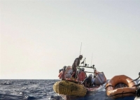 MIGRANTI/ Destinazione Taranto per i 65 superstiti al naufragio di un barcone