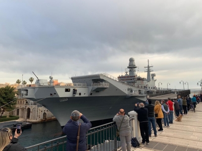 IL PASSAGGIO/ La portaerei Cavour ha lasciato l’Arsenale di Taranto dopo i lavori di ammodernamento per raggiungere la Base navale a Mar Grande