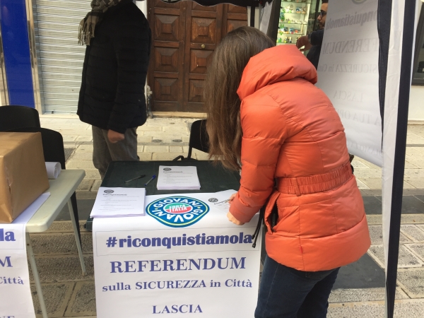 TARANTO - Gazebo e referendum popolare, parte l&#039;iniziativa #riconquistiamola dei Giovani di Forza Italia