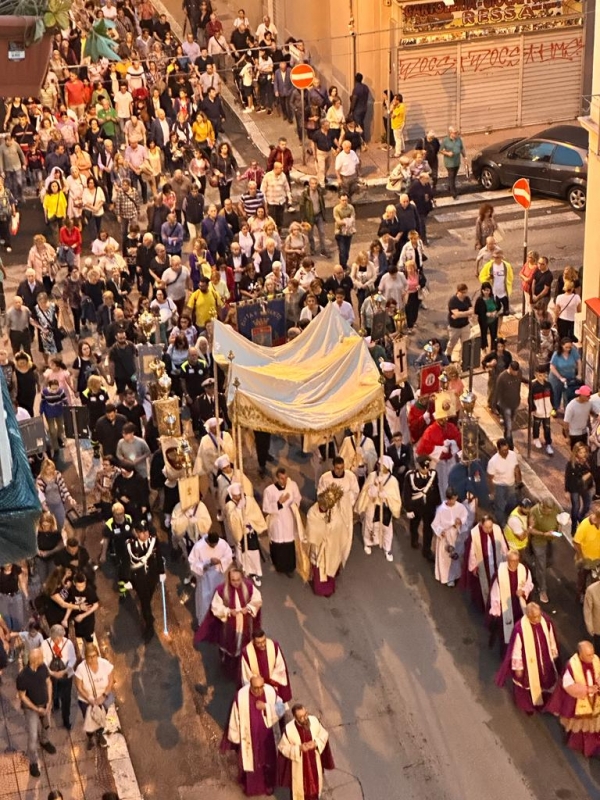 L’ANNUNCIO/ Mons. Santoro durante il Corpus Domini: “ho inviato rinuncia, deciderà il Papa. Desidero che Taranto diventi un giardino”