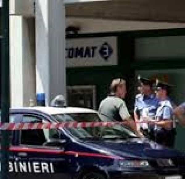 PALAGIANO/ POMERIGGIO DI PAURA PER UNA RAPINA IN BANCA. INDAGANO I CARABINIERI