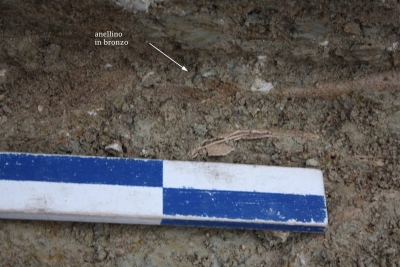 TARANTO/Straordinario ritrovamento archeologico: affiora nella Salina grande una tomba inviolata del VI sec a.C.. di Cinzia Amorosino*