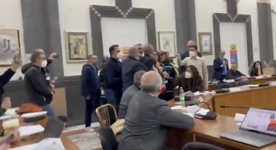 CONSIGLIO BOLLENTE/ Il sindaco di Taranto resta in sella, il centrosinistra annuncia espulsioni, rissa sfiorata tra Abate e Stellato