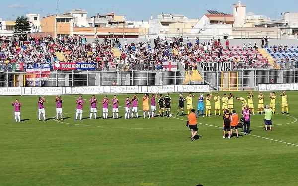 CALCIO / Il Taranto centra il riscatto nel derby col Casarano. Genchi prima segna e poi si fa espellere ma i rossoblù portano a casa tre punti meritati