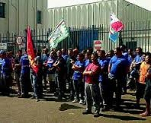 Volantinaggio sulla crisi del lavoro a Taranto del Pdci jonico. Intanto una Delegazione si è recata presso la Vestas di Taranto per esprimere solidarietà