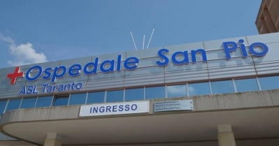 LIETI EVENTI/ Neo papà fa scrivere la proposta di matrimonio sul body del piccolo e all’ospedale di Castellaneta scatta l’applauso