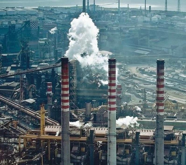 INFORTUNIO ALL'EX ILVA/ Principio d'incendio all'escavatore, ferito un operaio
