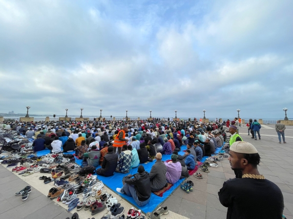 ISLAMICI IN PREGHIERA/ In tantissimi sulla rotonda del lungomare di Taranto per celebrare la fine del Ramadan