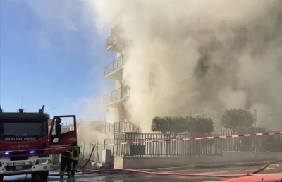 PAURA A MASSAFRA/ L’incendio di un deposito di materassi coinvolge palazzina di cinque piani