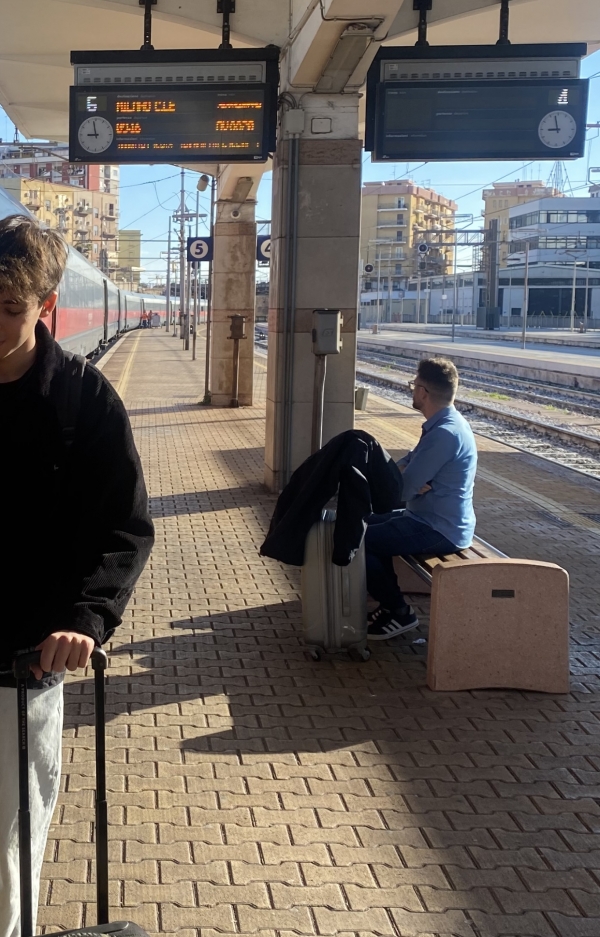 LA LETTERA/ “Chiusi bar ed edicola, taxi introvabili, quella di a Taranto sembra una stazione fantasma”