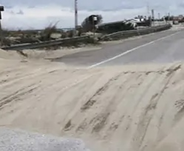 MALTEMPO/ Mezzi al lavoro per liberare dalla sabbia la litoranea di Marina di Taranto