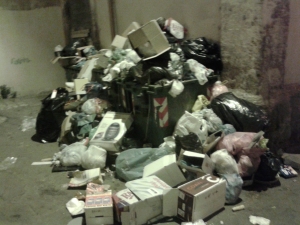 TARANTO - Città vecchia... ma quanta spazzatura!